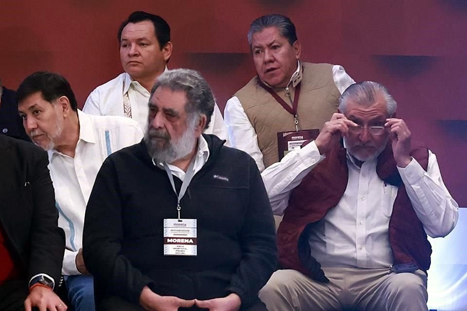 El líder de Morena en el Senado, Adán Augusto López (de lentes), durante el Consejo Nacional de Morena el domingo pasado.