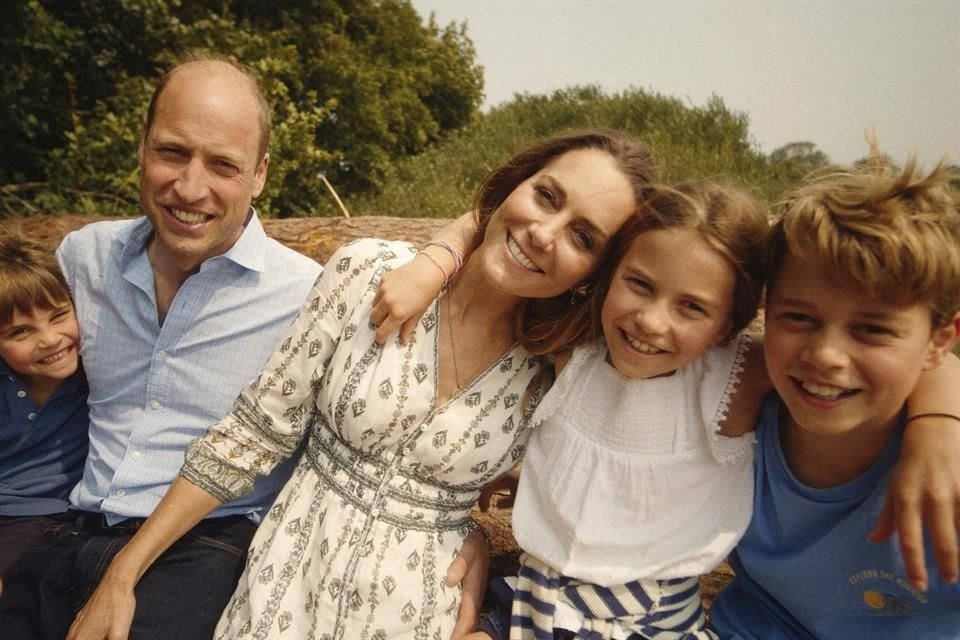 En otra publicación, compartieron un emotivo video en el que Jorge juega felizmente con sus hermanos menores, la Princesa Carlota y el Príncipe Luis.