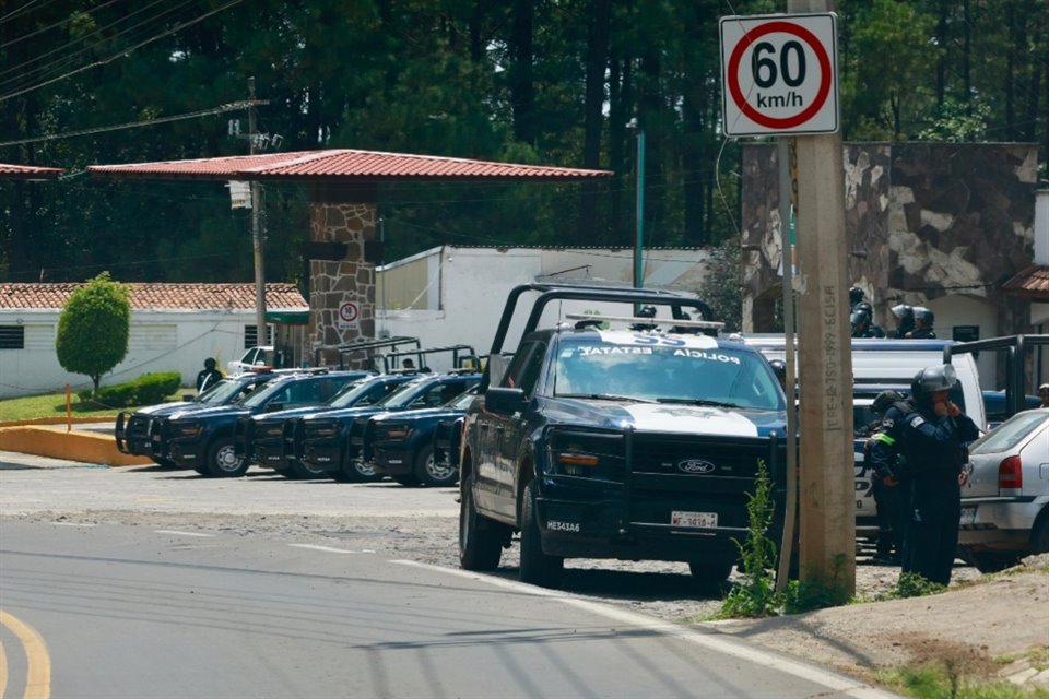 Policías del Edomex vigilan la entrada a Valle de Bravo, tras bloqueos.