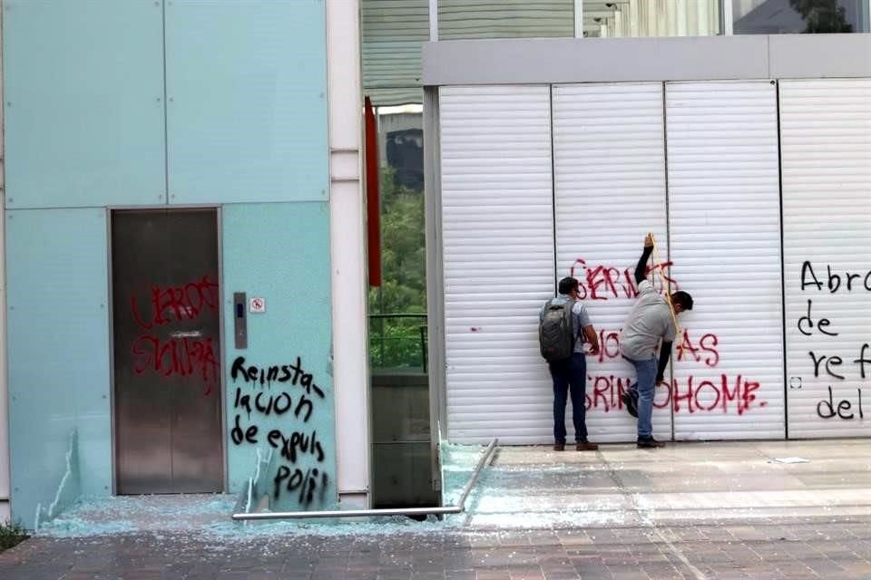 Frente al elevador y entrada principal del MUAC quedaron los fragmentos de los vidrios rotos.