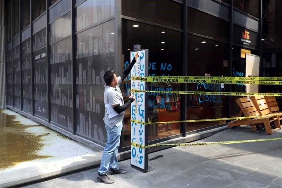 Peritos evaluaron este lunes los daños en la Librería Julio Torri, que fue saqueada y donde quemaron libros.
