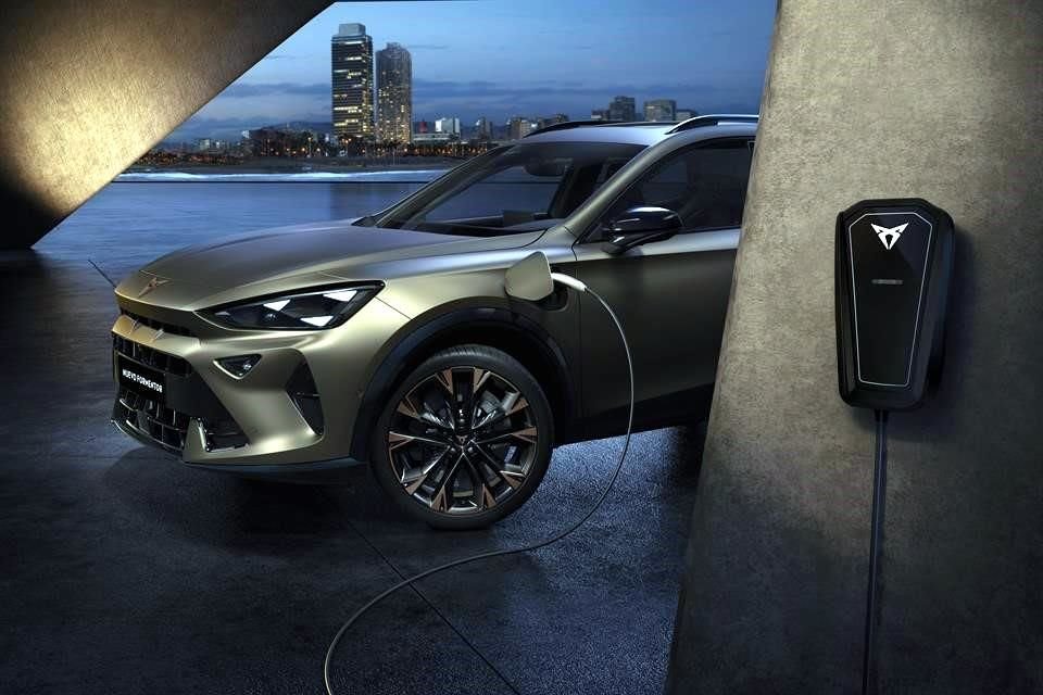 Deze Cupra Formentor uit 2025 is uitgerust met de volgende motoren: PHEV en MHEV