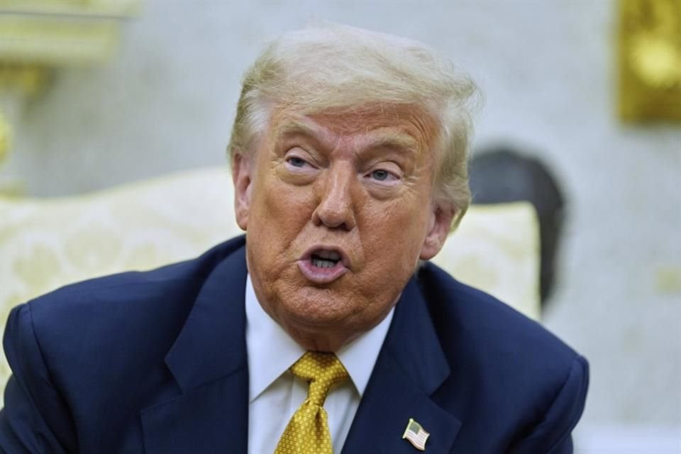 El Presidente estadounidense Donald Trump en una reunión con el príncipe heredero de Bahréin en el Despacho Oval de la Casa Blanca.