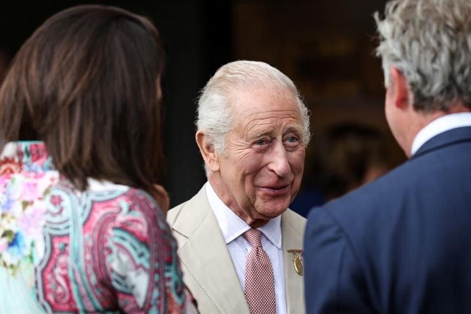 El Rey Carlos III aseguró que se siente 'mucho mejor' tras su diagnóstico de cáncer, durante encuentro con sobreviviente de la enfermedad.