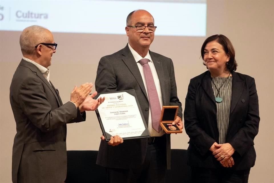 El arqueólogo Leonardo López Luján fue reconocido con el Premio Nacional de Artes en el campo de Ciencias Sociales; en la imagen flanqueado por José Luis Paredes, director del Sistema Creación, y Alejandra de la Paz, directora del INBAL.