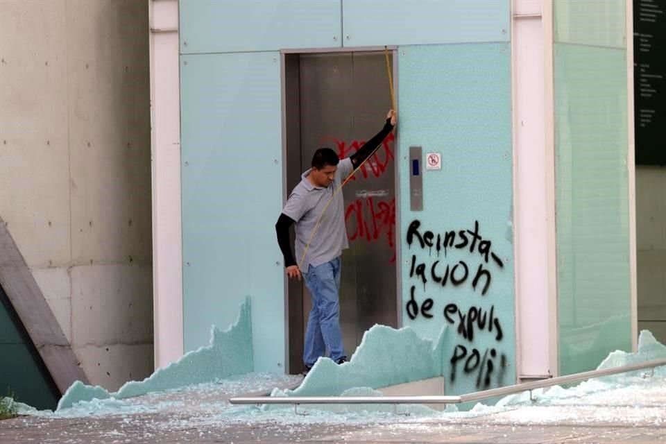 Personal de la aseguradora realizó una evaluación de los daños en el Museo Universitario Arte Contemporáneo (MUAC); comenzarán trabajos de reparación en la fachada.