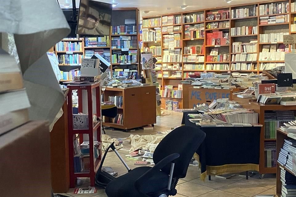 En la Librería Julio Torri un bloque que se desprendió de la marcha contra la gentrificación dañó libreros y saqueó ejemplares que luego quemó.