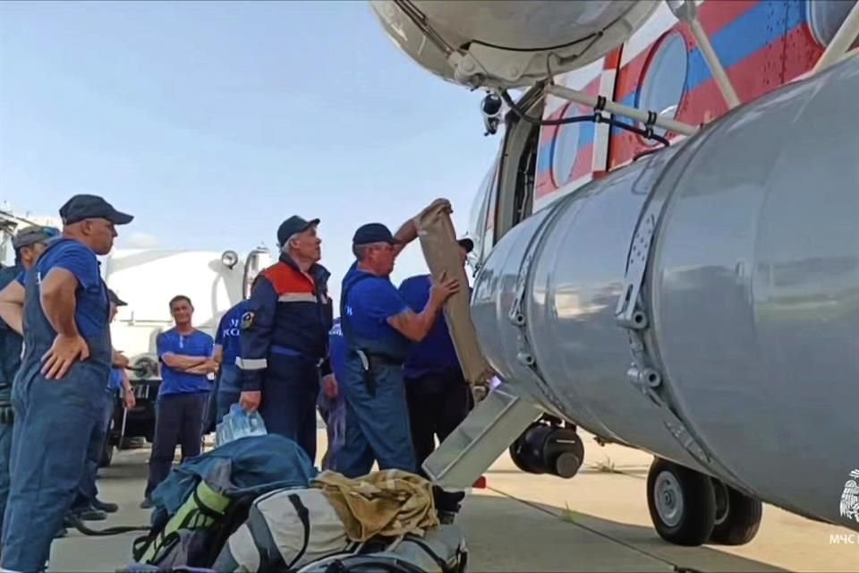 En esta foto, tomada de un video del servicio de prensa del Ministerio de Situaciones de Emergencia ruso, se ve a socorristas cargando equipo en un helicóptero antes de volar al lugar del accidente.