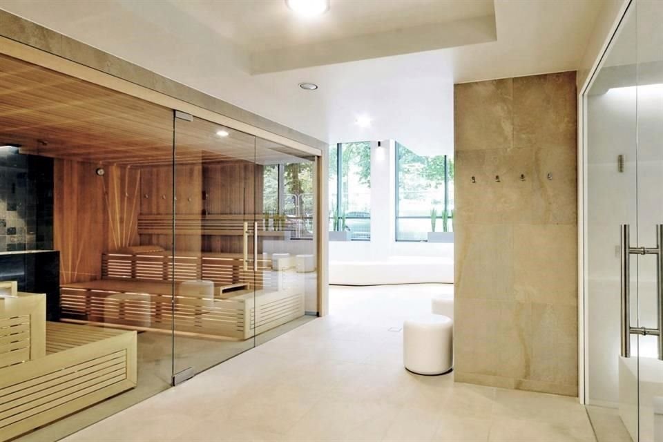 La coherencia cromática y material refuerza la identidad del sauna garantizando un lenguaje arquitectónico consistente.