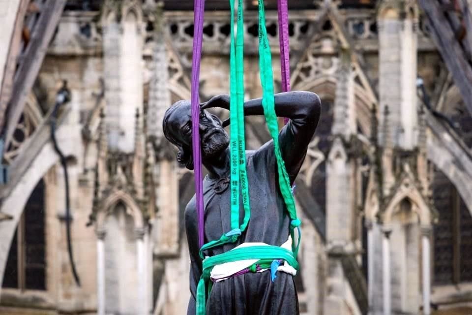 La última de las 16 esculturas que conforman la base de la aguja de Notre Dame fue colocada este jueves.