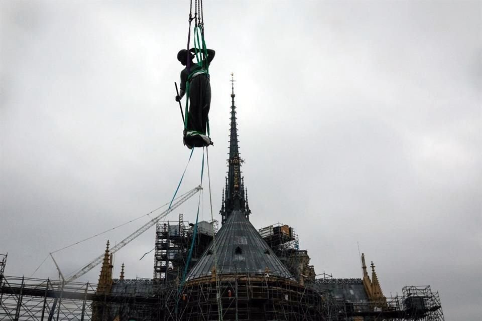 La pieza que representa a Santo Tomás, uno de los 12 apóstoles, fue colocada con una gran grúa.