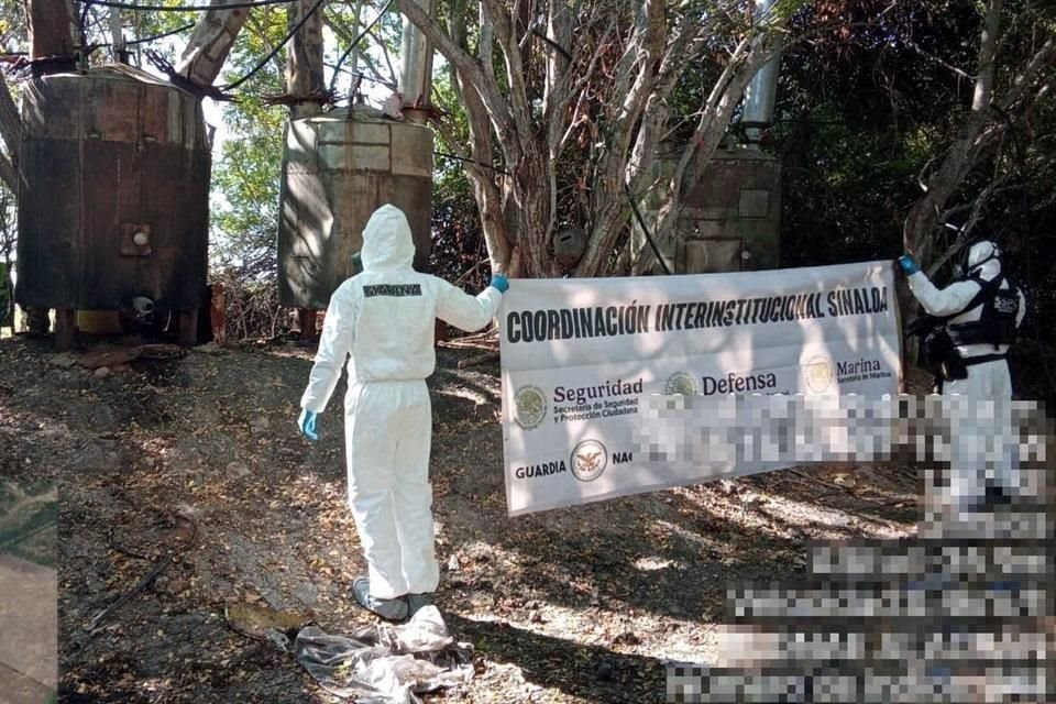 Fuerzas federales aseguraron 4.9 toneladas de metanfetamina y desmantelaron dos laboratorios clandestinos em Culiacán, Sinaloa.