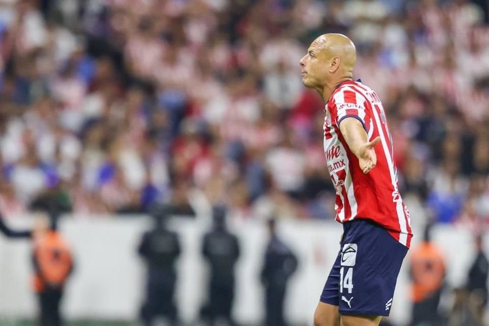 Javier Hernández lleva 3 goles y más de lesiones en año y medio desde que regresó a Chivas.