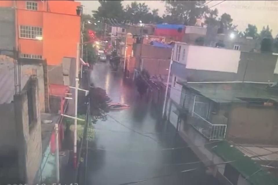 En las colonias La Nopalera y La Conchita, de la Alcaldía Tláhuac, servicios de emergencia atienden encharcamientos.