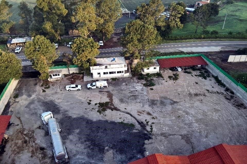 El combustible encontrado dentro del inmueble, ubicado en el kilómetro 48 de la carretera México-Cuernavaca, era posiblemente distribuído de forma ilícita a gasolineras en el Estado.