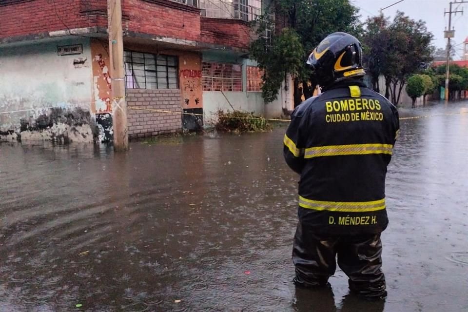 Bomberos atienden inundaciones en Tláhuac.