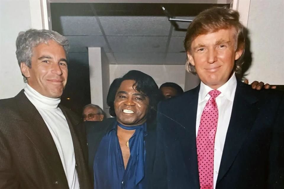 Nonostante le smentite, il nome di Donald Trump compare nell'elenco dei collaboratori del libro di auguri per Jeffrey Epstein.