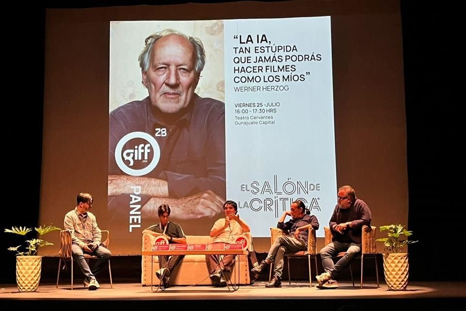 En el Teatro Cervantes, dentro del espacio conocido como El Salón de la Crítica, se llevó a cabo el panel titulado 'La IA, tan estúpida que jamás podrá hacer filmes como los míos'.