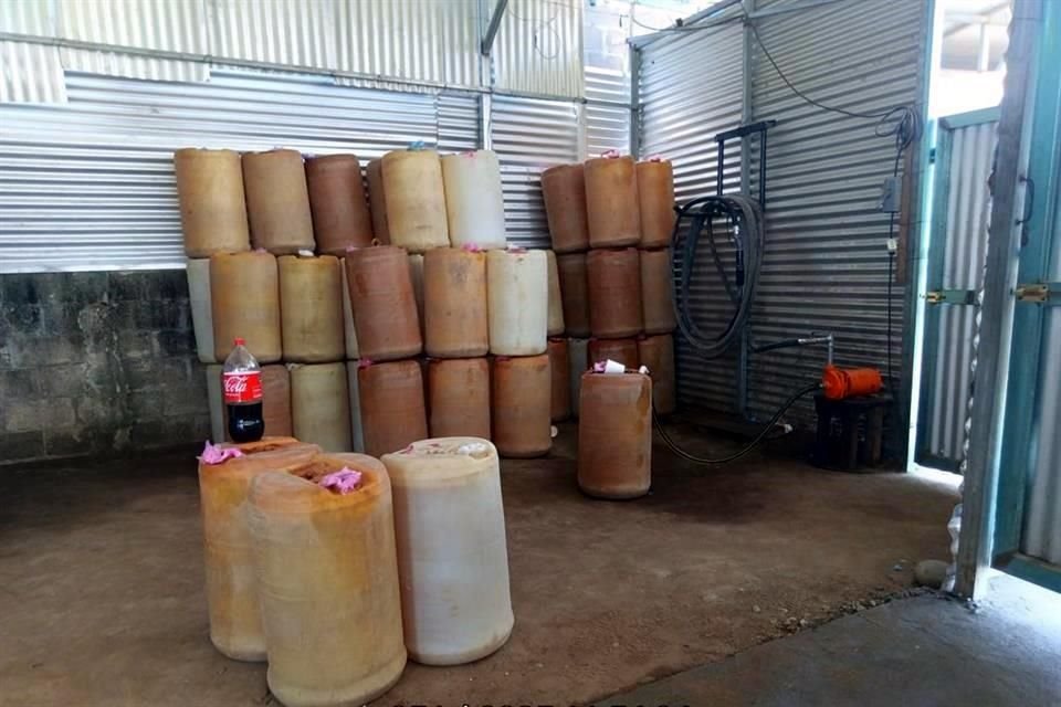 En la zona fronteriza de Chiapas, la Secretaría de Marina (Semar) desarticuló una red de huachicol, donde elementos aseguraron 12 mil litros de un líquido con características similares al diésel.