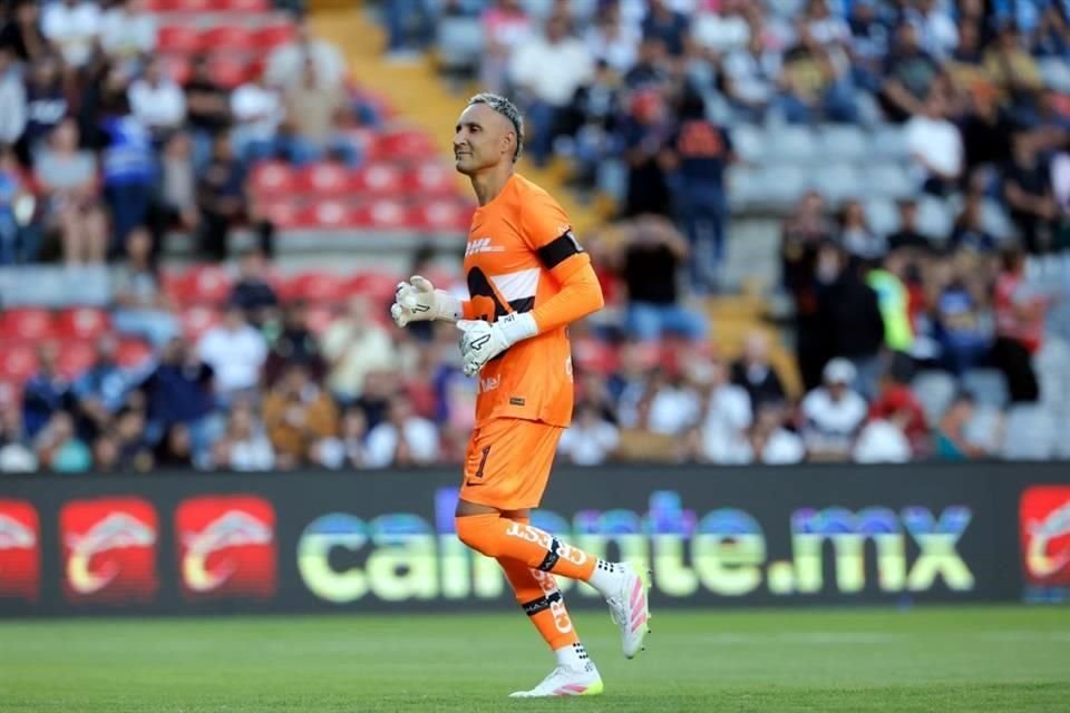 Al arquero tico Keylor Navas no lo inquietaron tanto los Gallos Blancos como los abucheos de la afición queretana.