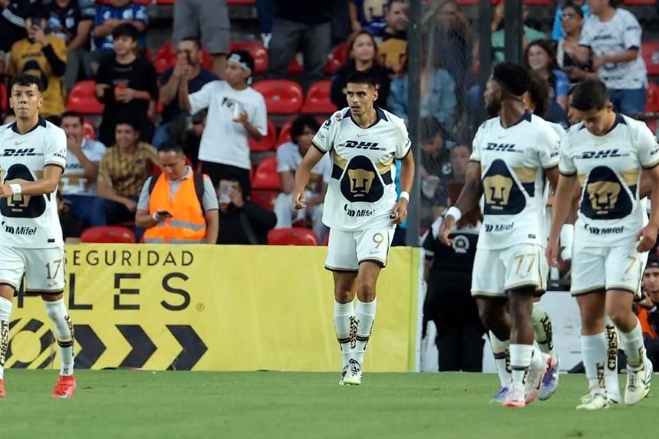 Guillermo Martínez puso adelante al equipo universitario en Querétaro con un remate que complicó al arquero de los Gallos.