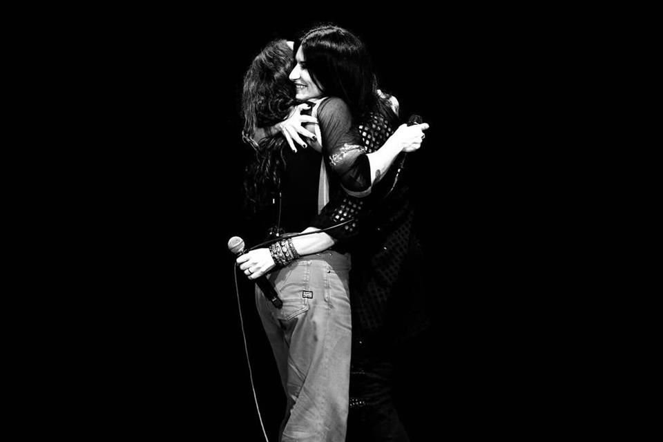 Laura Pausini sorprendió al subir al escenario con Alanis Morissette en Roma para cantar juntas 'Ironic' frente a miles de fans.