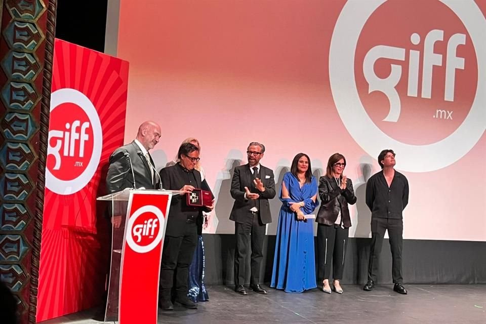 Carlos Carrera recibió un homenaje en GIFF por su valioso aporte al cine mexicano y su mirada profunda en la cultura audiovisual nacional.
