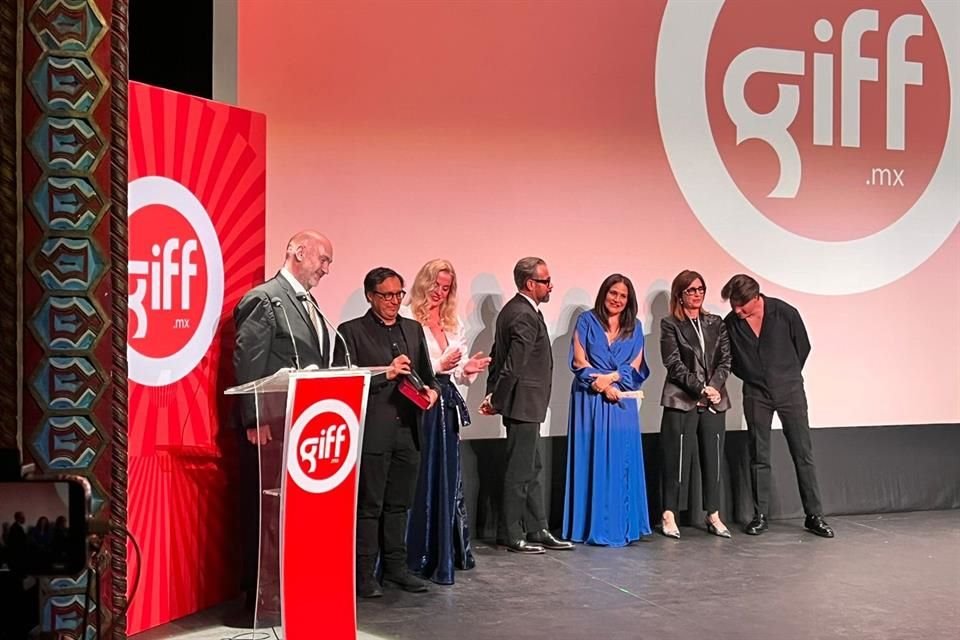 Carrera desarrolló su habilidad para dibujar y crear animaciones como' El Héroe', y poco a poco construyó historias como 'El Crimen del Padre Amaro' y 'La Mujer de Benjamín'.