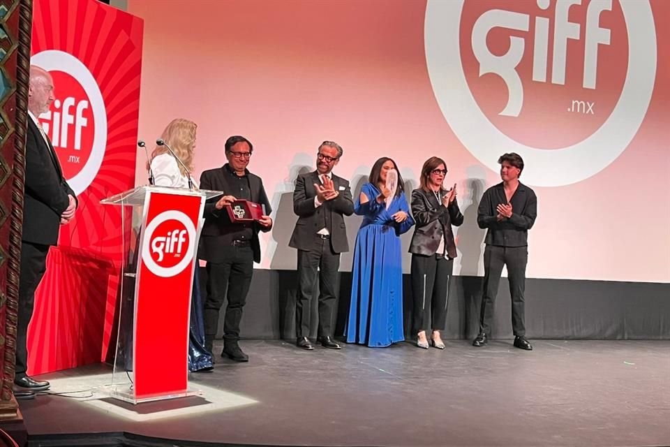 El cineasta mexicano recibió la Cruz de Plata del festival y la Medalla de Plata de la Filmoteca de la UNAM.