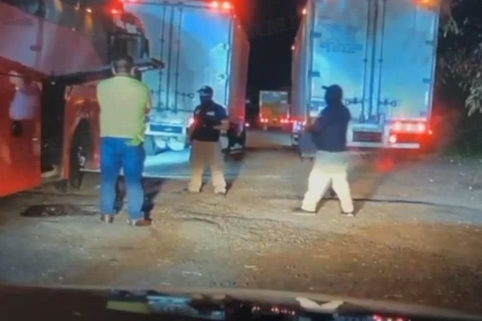 Policías en Veracruz obligan a transportistas a pagar cuota de 30 mil pesos, de lo contrario son golpeados a patadas, puñetazos y cachazos.