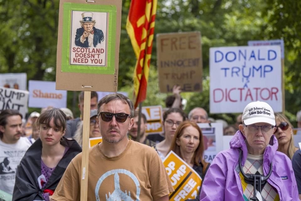 El Presidente Donald Trump jugó al golf en su campo en la costa de Escocia en medio de manifestaciones en todo el país contra su visita.