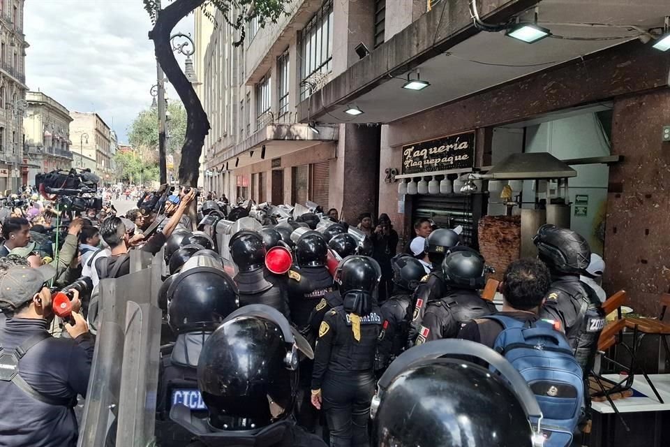 Elementos policiacos resguardan una taquería en el centro de la Ciudad.