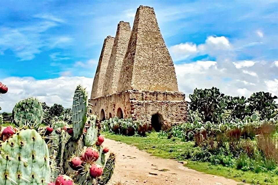 Die alten Schornsteine der ehemaligen Hacienda Santa Brígida erzählen vom Glanz des Bergbaubooms, während Besucher Bauwerke besichtigen, in denen die Zeit stehen geblieben zu sein scheint.