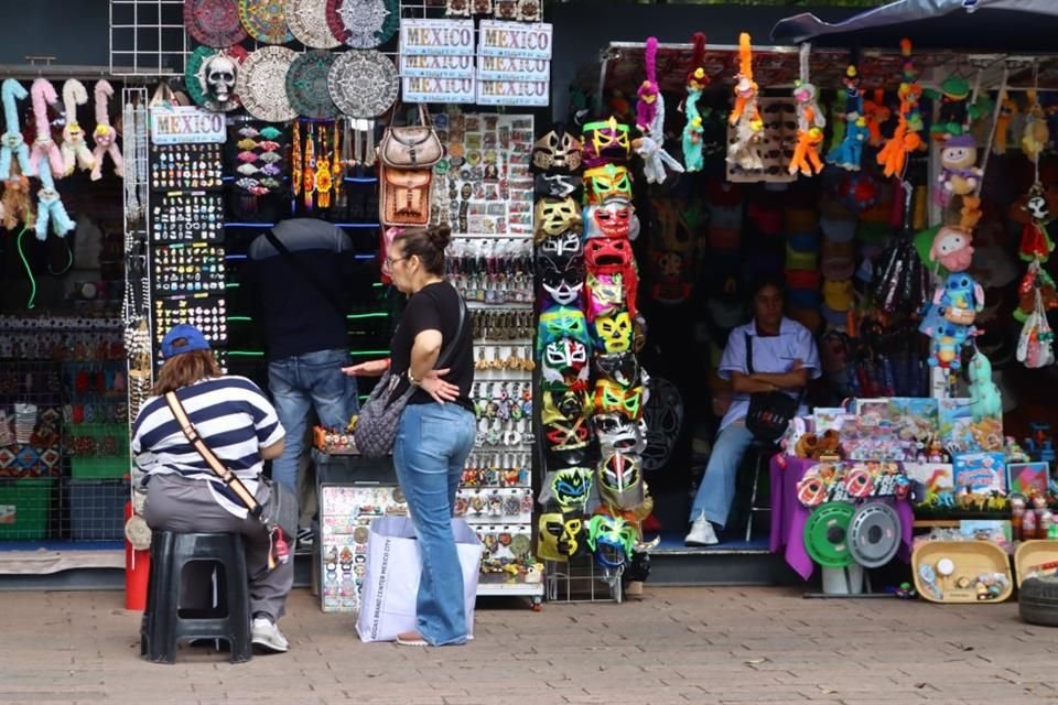 A decir de los comerciantes, las máscaras de luchadores atraen a bastantes compradores, sobre todo extranjeros.
