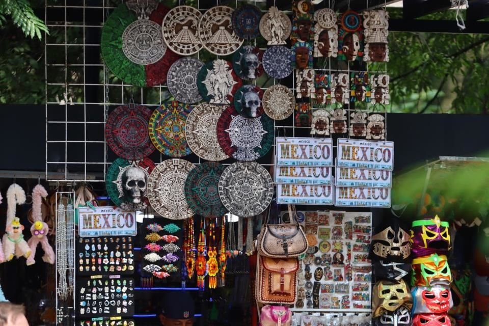 Un letrero ofrece aún comida chatarra, pero también hay otras opciones de ingreso, como las artesanías.