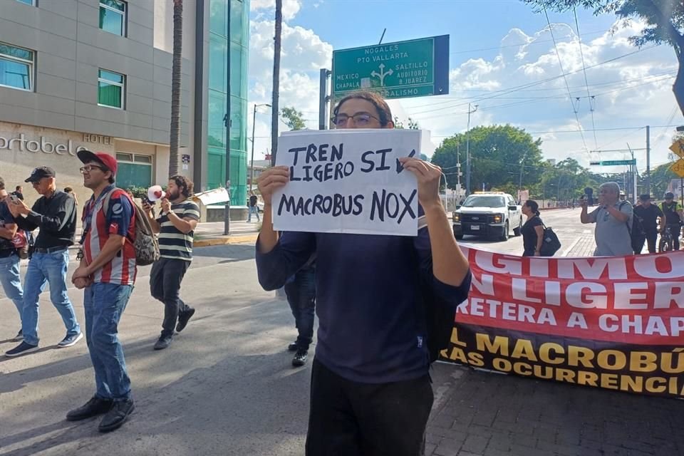 Tren ligero sí, Macrobus no, fue una de las consignas.