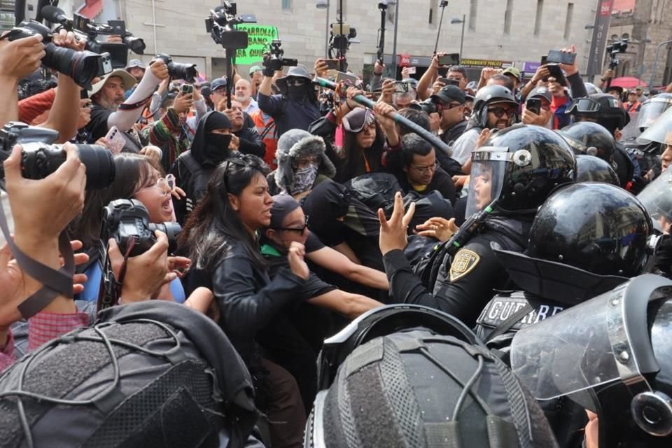 CAMBIAN RUTA. Ante el fuerte despliegue policial, colectivos antigentrificación marcharon del Hemiciclo a Juárez al Zócalo. 