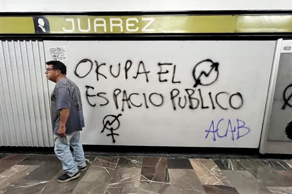 Al interior del Metro Juárez se registraron actos de vandalismo. 