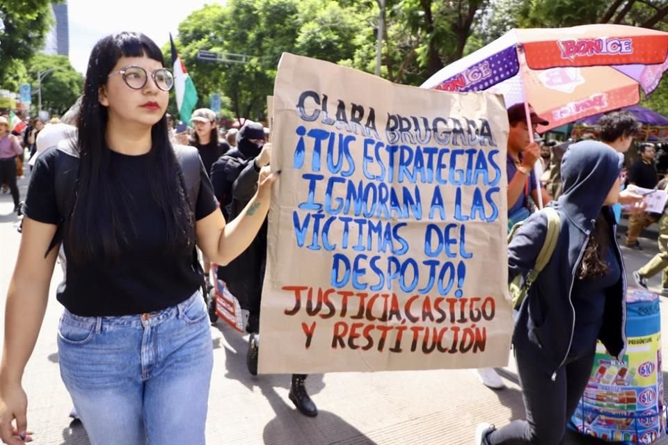 Los colectivos insistieron desde el principio en pedir al Gobierno capitalino que se retirara al personal policial que fue desplegado para acompañar la marcha. 