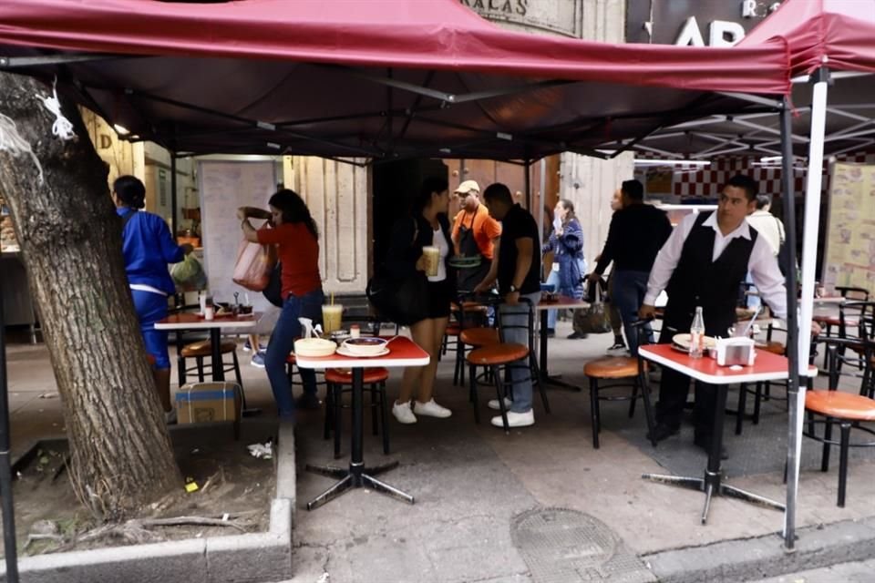 Establecimiento de la Calle 5 de Mayo bajaron sus cortinas. 