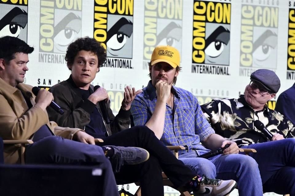 El director Christopher Miller, de izquierda a derecha, el director Phil Lord, Ryan Gosling y Andy Weir asistieron a un panel del 'Proyecto Hail Mary' durante la Comic-Con International.