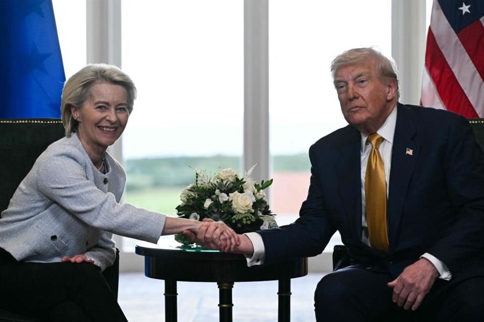 El Presidente Donald Trump y la presidenta de la comisión europea, Úrsula von der Leyen, en una reunión en Escocia el 27 de julio del 2025.