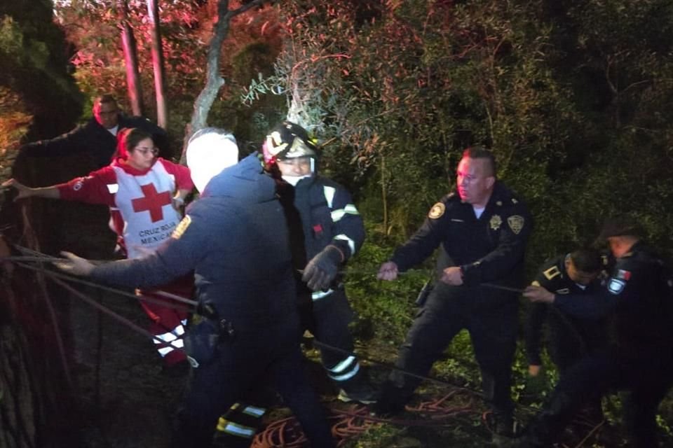 Cuatro jóvenes fueron rescatados tras caer a un barranco en la zona boscosa de Chapultepec.