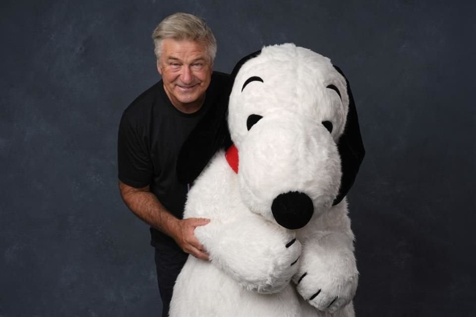Un Snoopy gigante acompañó a Baldwin durante su participación en el panel sobre Schulz.