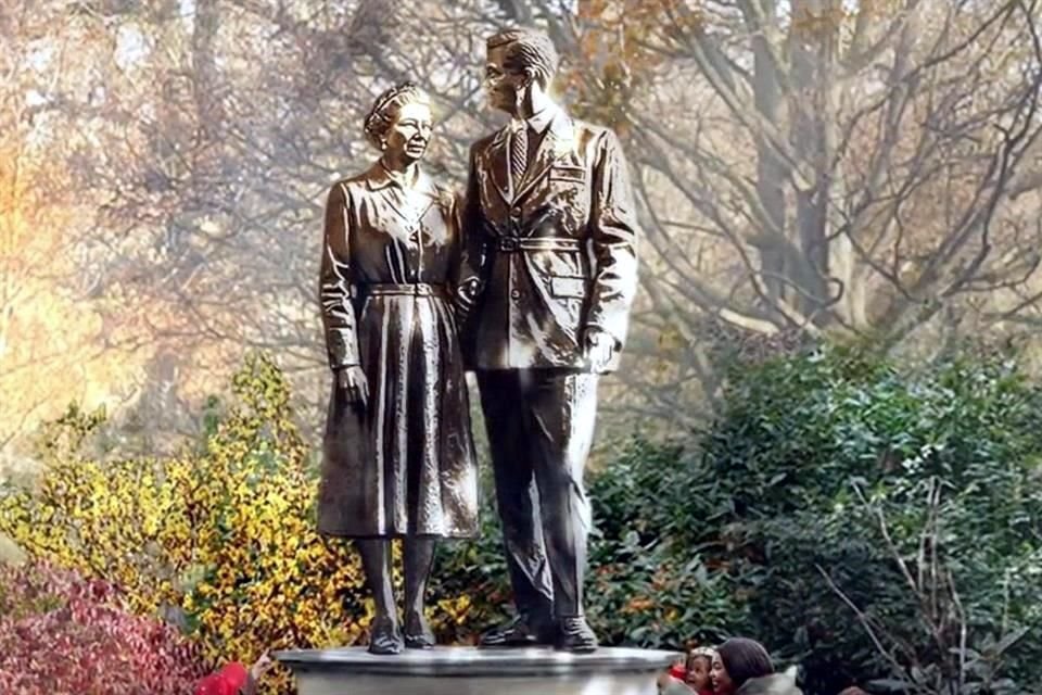 Las esculturas figurativas muestran a una monarca al lado de su esposo.