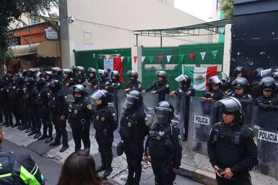 Al menos 80 elementos fueron desplegados afuera de los juzgados.