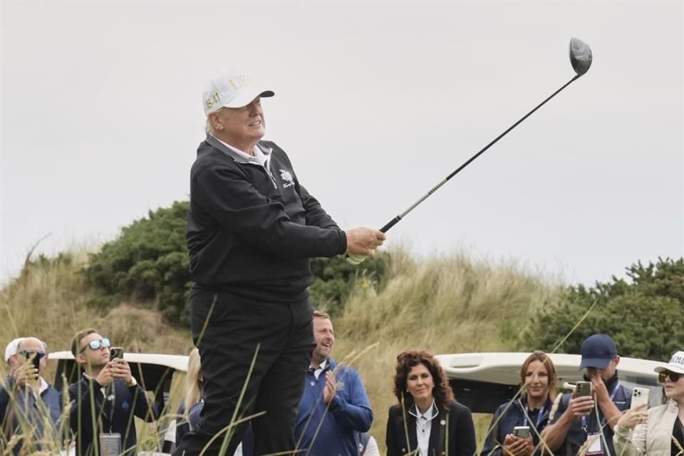 El Presidente Donald Trump inauguró en Escocia un nuevo campo de golf que lleva su nombre, en el que jugará antes de volver a EU.