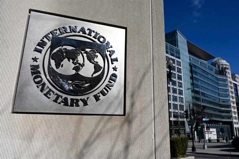 México requiere de una consolidación fiscal más ambiciosa y de mayor envergadura, con políticas que la respalden, para evitar nuevas alzas de la deuda pública y crear espacio para responder a posibles shocks, dijo  el FMI. 