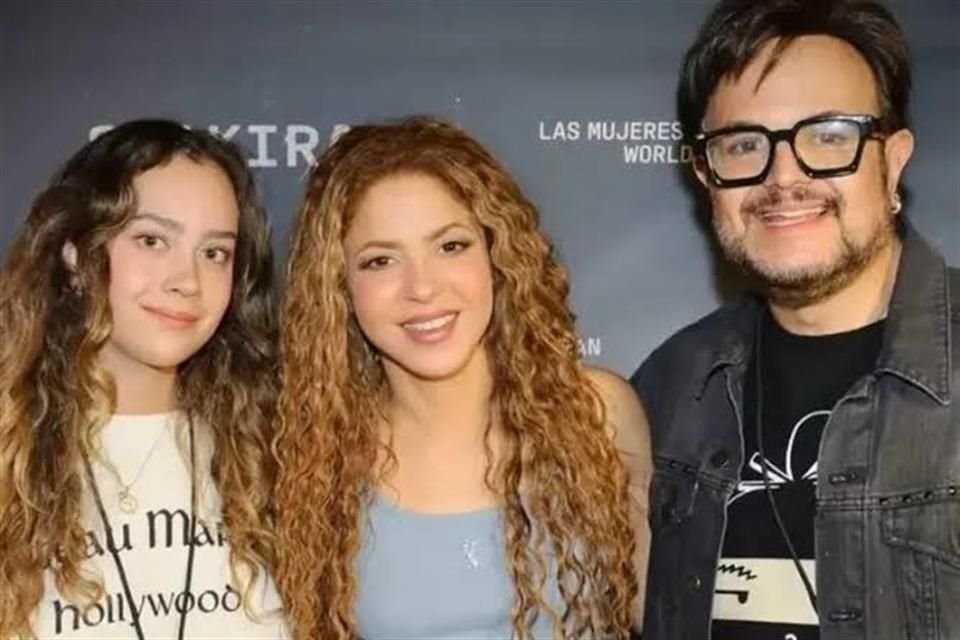 Aleks Syntek asistió a un concierto de Shakira, junto a su hija y su esposa Natalia Coronado.