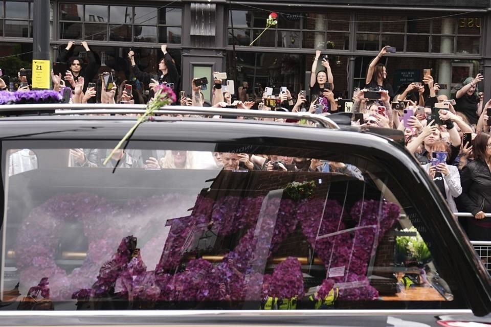 Miles de fans del heavy metal recorrieron el miércoles las calles de Birmingham para asistir al cortejo fúnebre del líder de Black Sabbath.